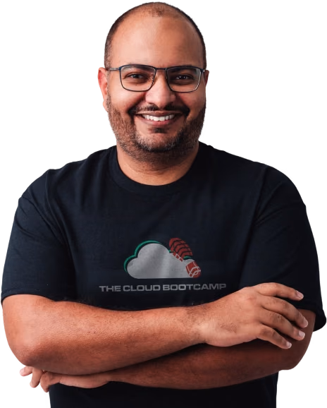 Jean Rodrigues, fundador da The Cloud Bootcamp, de braços cruzados e camiseta da empresa.